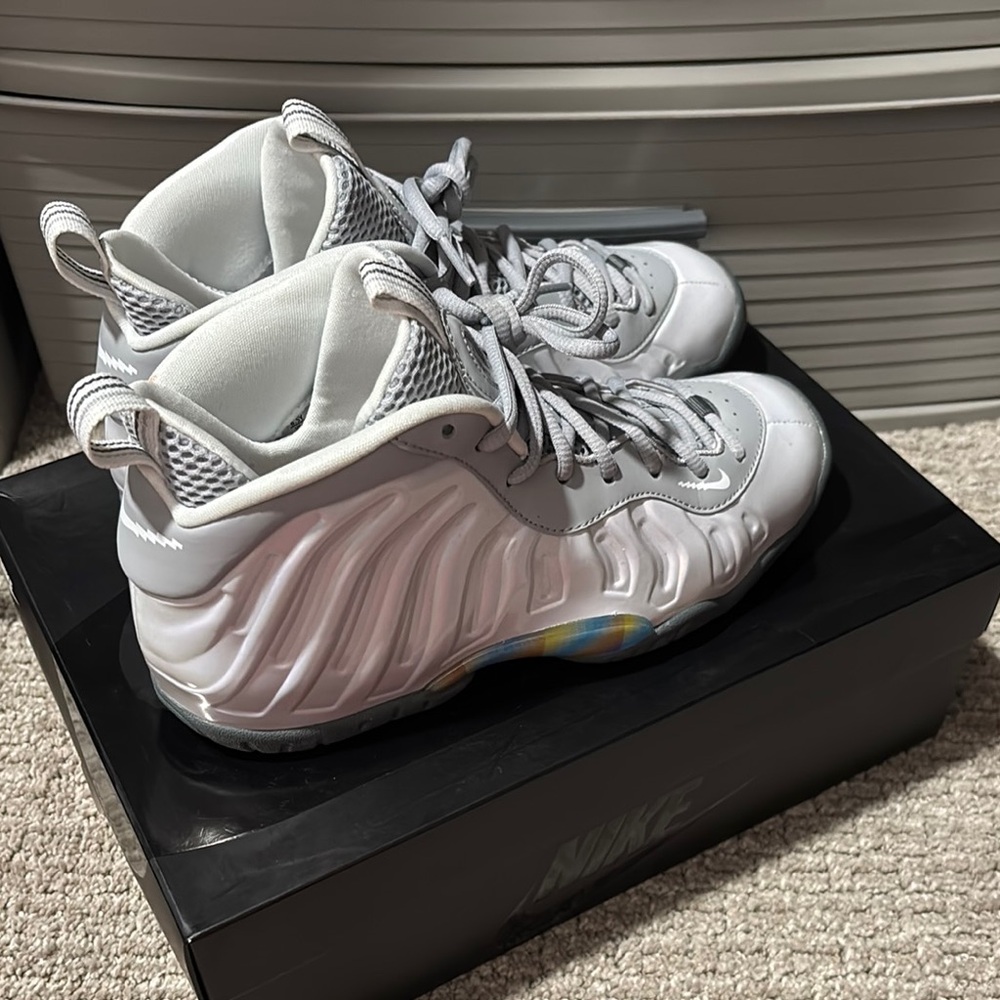 Nike White Sneakers Modern Ribbed Design